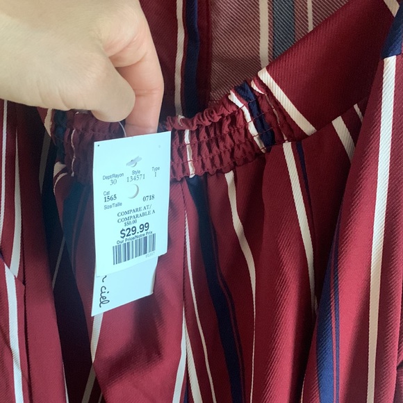 Flowy striped jumpsuit, bow at the back. Great condition. Never worn. - Picture 3 of 4